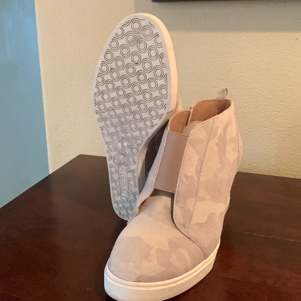 Like new Paolo ankle boots Felicia style light tan camo color, size 8.